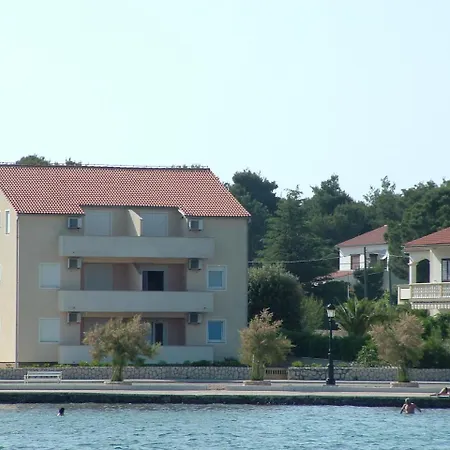 Noemie Apartment Vir